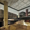 Rampa de acceso a vivienda sobre viga y restos arqueológicos