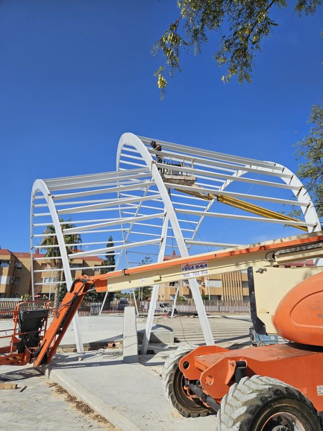 Montaje de la estructura metálica de cubierta ligera en el parque Príncipe de Asturias en Santiago de la Rivera , Murcia