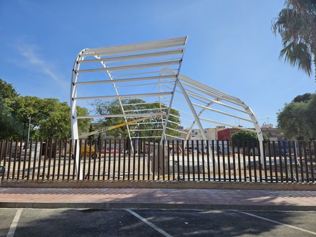Estructura metálica para cubierta ligera en el parque municipal de Santiago de la Rivera, Murcia